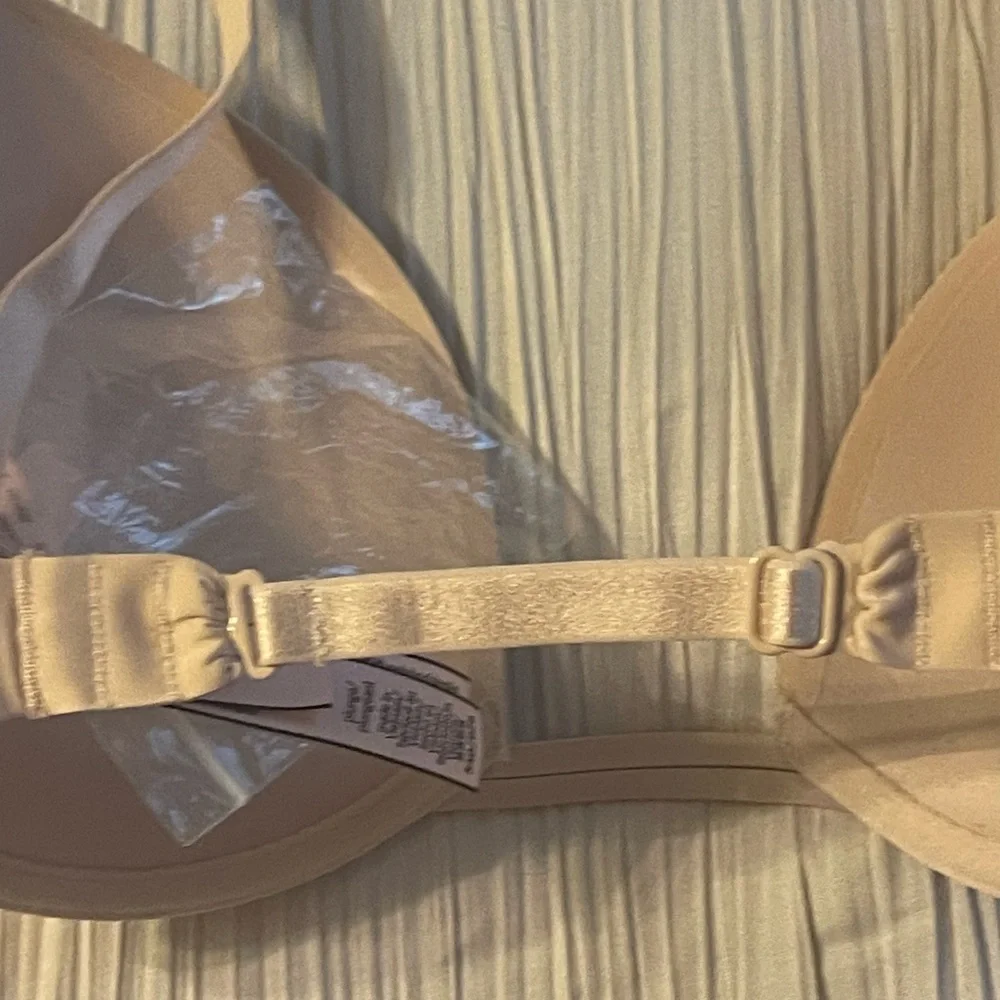 Victoria’s Secret‎ push up bra rhinestones nude beige size 34D